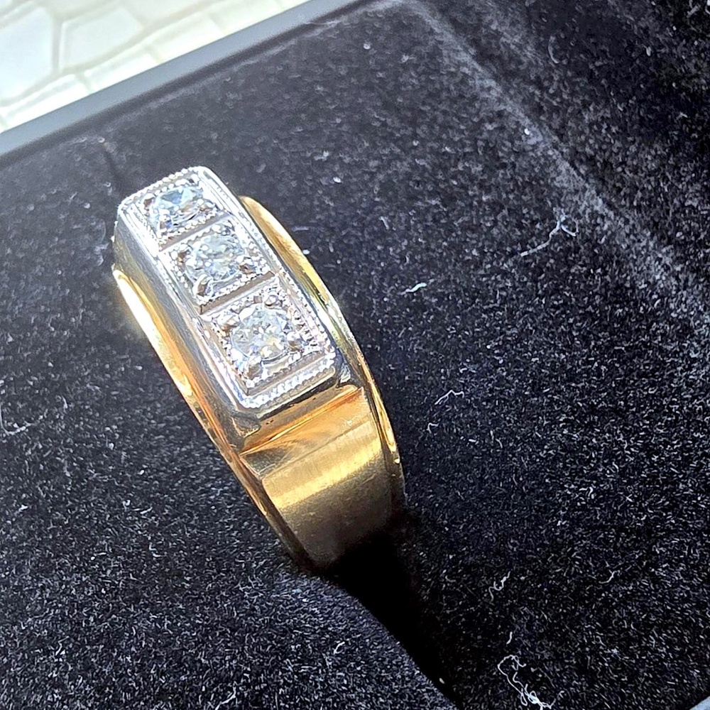 Vintage Men's Solid 14K Gold 3 Diamond Ring about about .40-.45 ct. 8gr. size 9.